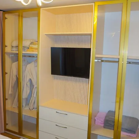 View Royal 2 Bedrooms Panoramic Balcony Apartment *