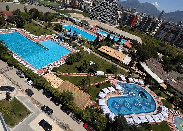 View Royal 2 Bedrooms Panoramic Balcony شقة تيرانا